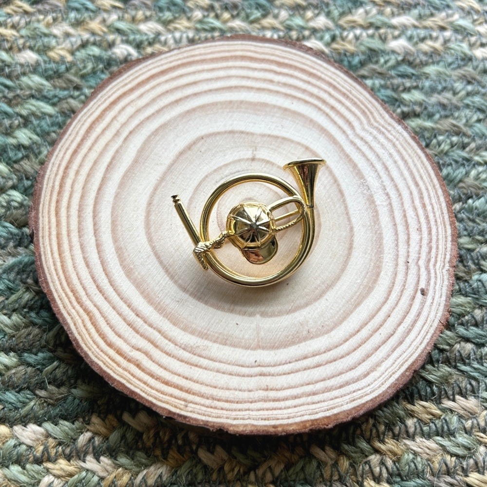 Vintage Gold Tone Equestrian Hunting Horn Riding Helmet Whip Brooch Pin
